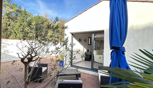 Charming 2-Bed House, Sleep 5, Near Beach with Garden & BBQ