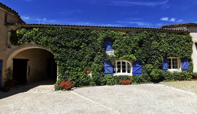 Charming 2-bed holiday cottage near Cognac with large pool, games room et garden