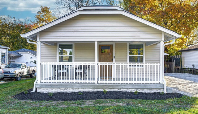 Charming 2-bed home 5 miles to Motor speedway, & 11 miles to Lucas oil stadium.