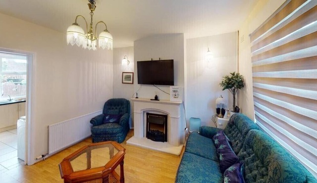 Charming 2 bed home near station in Northfield Birmingham