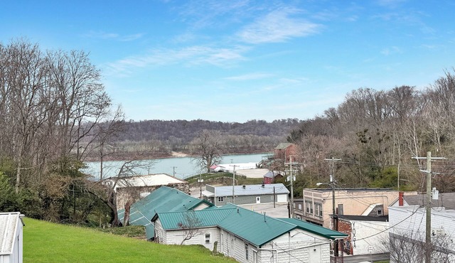 Charming 2-bed house in Historic Downtown Brandenburg Overlooking the Ohio River