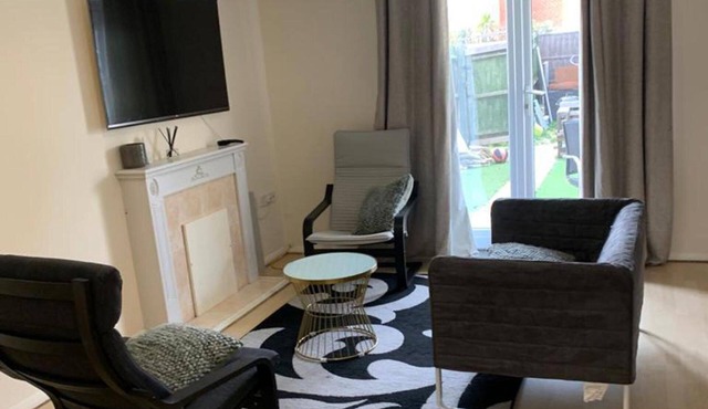 Charming 2-bed House in London