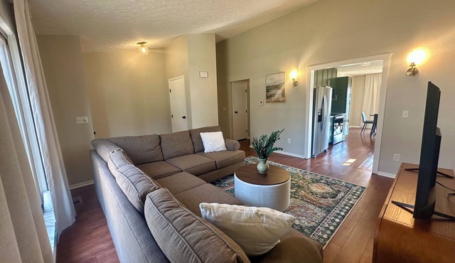 Charming 2-bed House w/King Bed & Garage in Grove City, Mins from 71 & Columbus