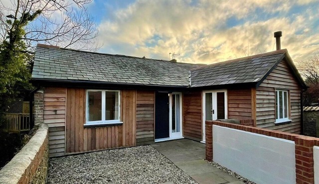 Charming 2-Bed Lodge in Dorchester