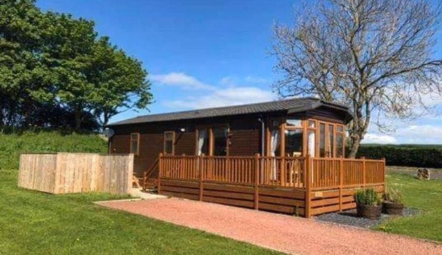 Charming 2-Bed Lodge with Hot tub in Morpeth