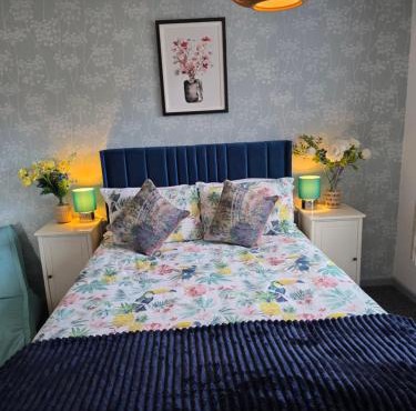 Charming 2 Bed Modern Guest House with Free Parking up to 3 cars