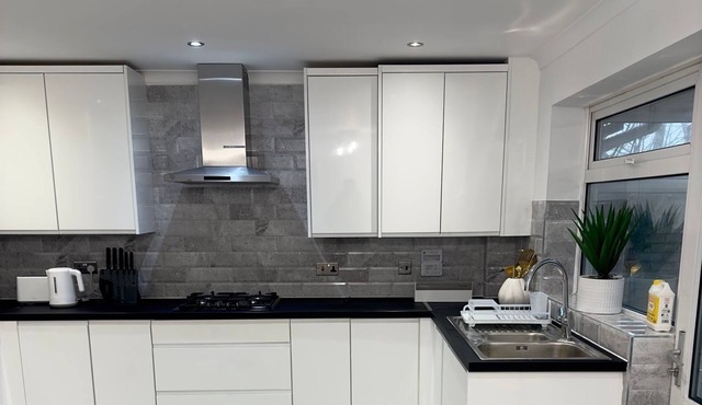 Charming 2-Bed Modern House in Derby