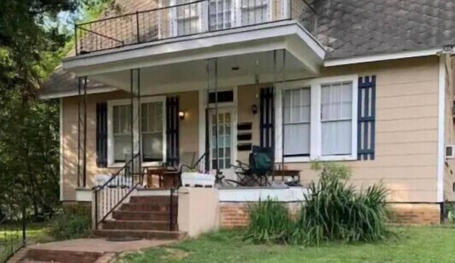 Charming 2 bed-room apartment in heart of town