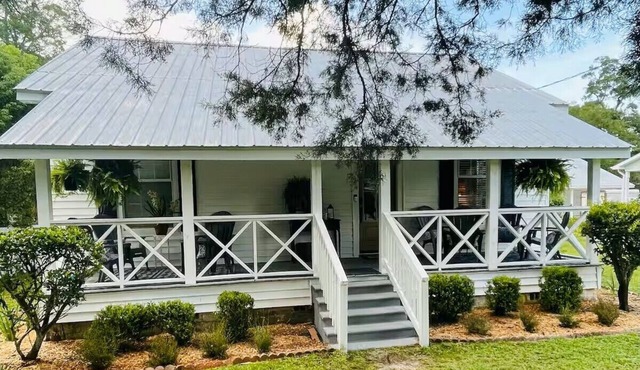 Charming 2-bedroom cottage with AC, WiFi in enchanting DeFuniak Springs