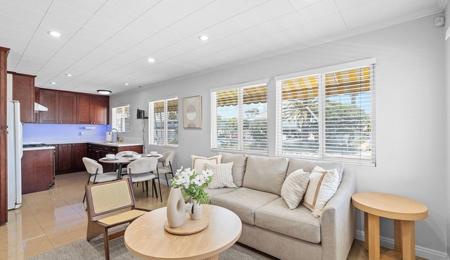 Charming 2-bedroom house few step to Sand, near Down town Huntington Beach