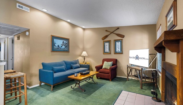 Charming 2 Bedroom Lake Access Bungalow with Outdoor pool,Boat Slip & Free Attraction Tickets