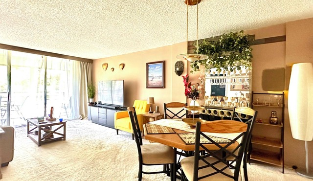 Charming 2-bedroom apartment in peaceful Lauderdale Lakes with WiFi, AC