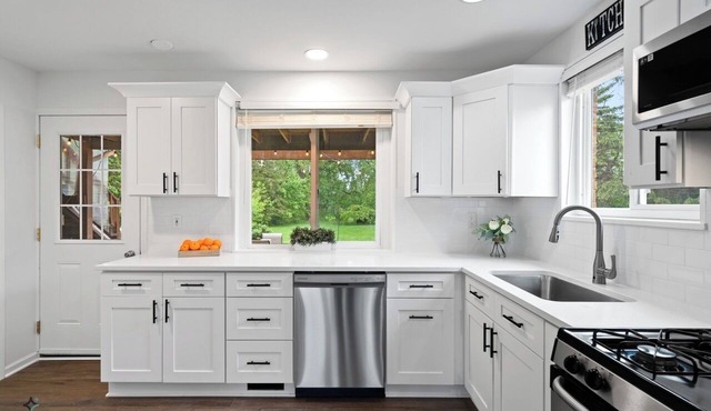 Charming 2-bedroom estate in Oakbrook Terrace with WiFi, AC, fitness room