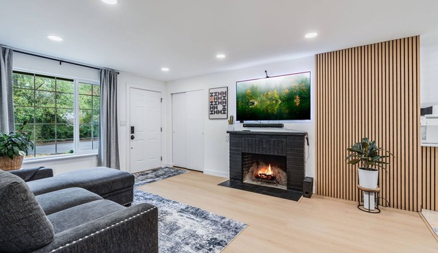 Charming 2-bedroom house in welcoming University Place with AC