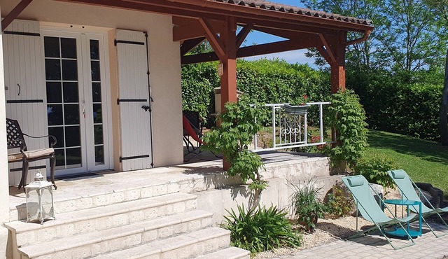 Charming 2-bedroom gite with AC and lovely pool in peaceful Pinel-Hauterive