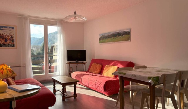Charming 2-Bedroom Apartment with Balcony, Parking & Ski Storage in Villard-de-Lans