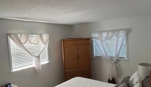 Charming 2-bedroom apartment in welcoming East McKeesport with WiFi, AC