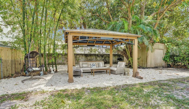 Charming 2 Bedroom House in Superb Fort Lauderdale with Private Backyard