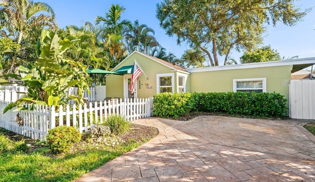Charming 2-bedroom house with WiFi and AC in welcoming Fort Lauderdale