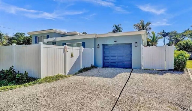 Charming 2-bedroom house with Wi-Fi, AC in fabulous Fort Lauderdale