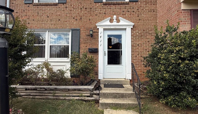 Charming 2-bedroom townhome in cool Fort Washington recently remodeled,