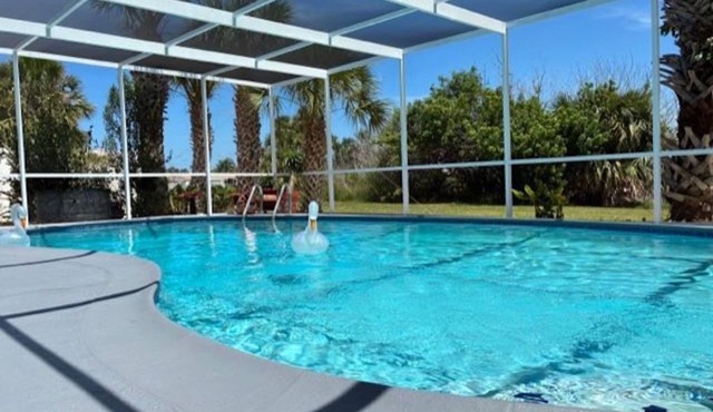 Charming 2-bedroom house in lovely New Port Richey with pool.