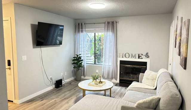 Charming 2-bedroom condo with AC and WiFi in lovely North Highlands