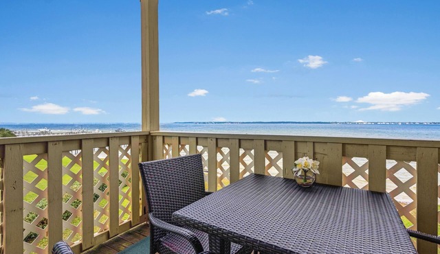 Charming 2 Bedroom Condo on the Water with Sunset Views