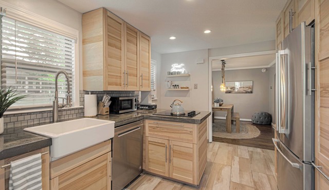 Charming 2-bedroom cottage near Prairie Village Shops