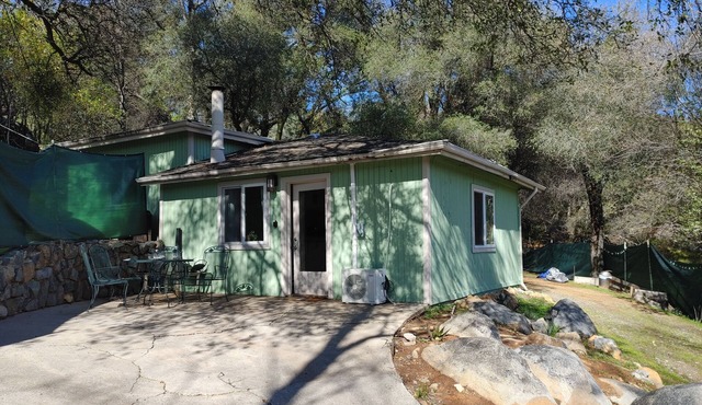 Charming 2-bedroom house with WiFi, AC in Historic Rough and Ready town