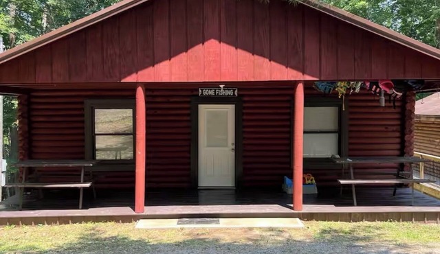 Charming 2-bedroom well equipped cabin at Lake Cumberland Marina,RussellSprings