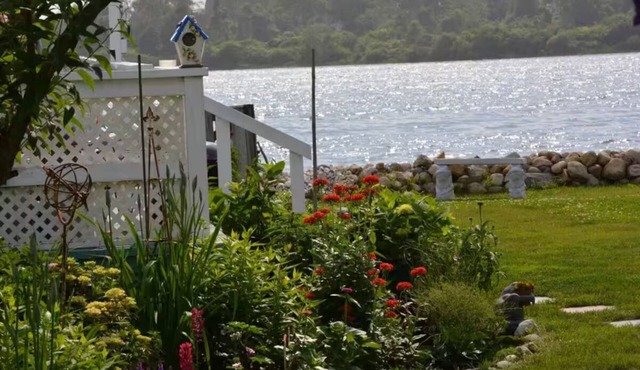 Charming 2-bedroom cottage in wonderful East Matunuck State Beach RI, Waterfront