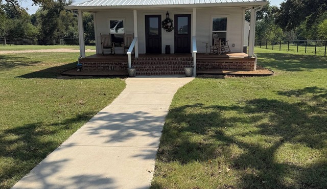 Charming 2-bedroom farmhouse in awesome Sulphur Springs, Texas