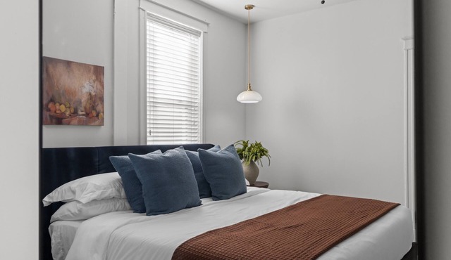 Charming 2-bedroom apartment with AC in University City