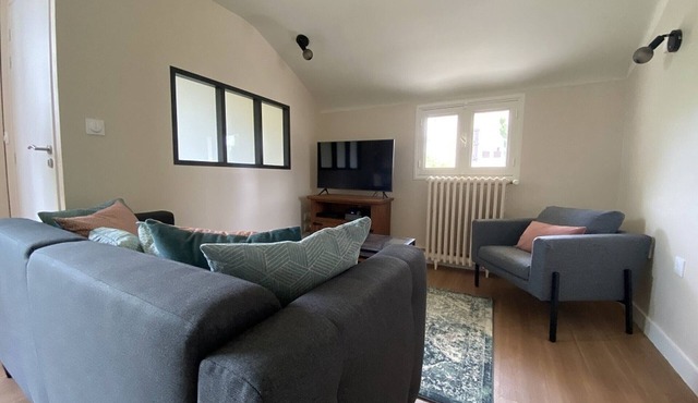 Charming 2-Bedroom Apartment with Garden, Near Thermes du Connétable