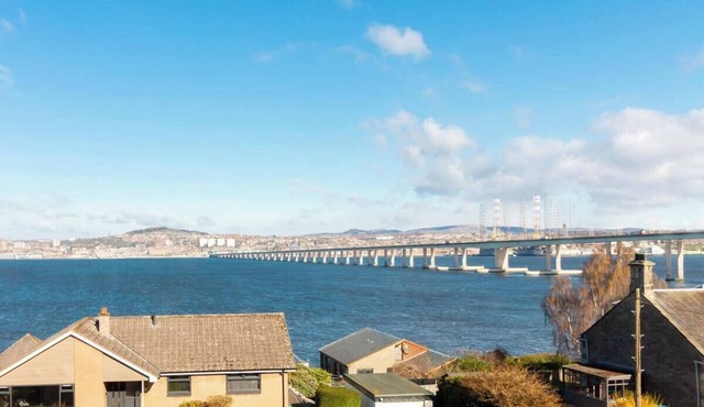 Charming 2-Bedroom Upper Floor Apartment with Stunning River Views