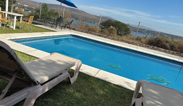 Charming 2-bedroom cottage with WiFi, AC in tranquil Tequesquitengo