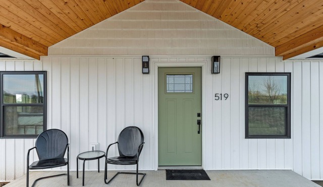 Charming 2 Bedroom 2 Bath Cottage near the lake.