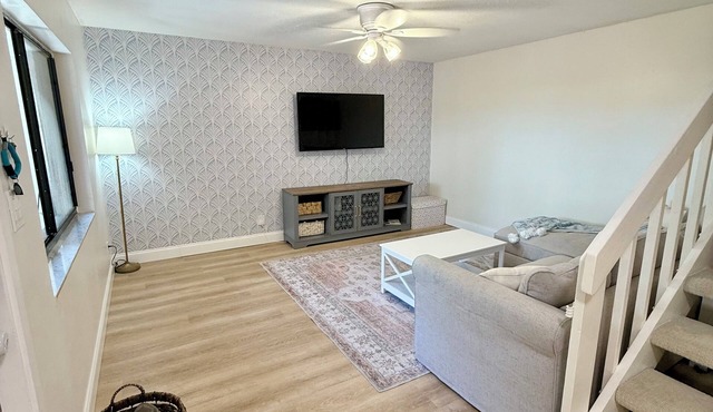 Charming 2-bedroom townhome with AC, WiFi in awesome Cape Canaveral