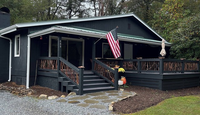 Charming 2-bedroom house in beautiful Cedar Mountain 4.5 miles to Pretty Place