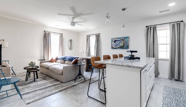 Charming 2 Bedroom Downtown Vacation Rental: Stroll to Shops and River with Ease