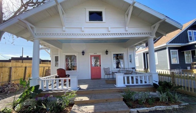 Charming 2 Bedroom House & Rear Apt 1/1 with CC Bay View!