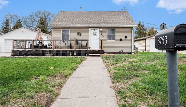 Charming 2-bedroom bungalow in lovely West Council Bluffs with WiFi, AC