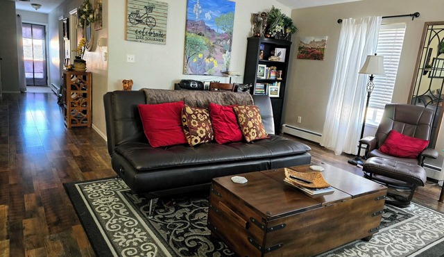 Charming 2-bedroom townhome in lovely Grand Junction with WiFi, AC