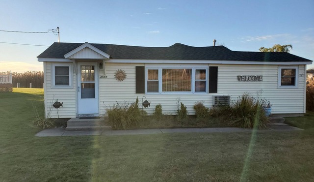 Charming 2-bedroom cottage with WiFi, AC on a peaceful Harsens Island canal.