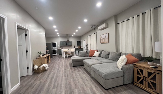 Charming 2-bedroom apartment in lovely Hendersonville with AC, WiFi