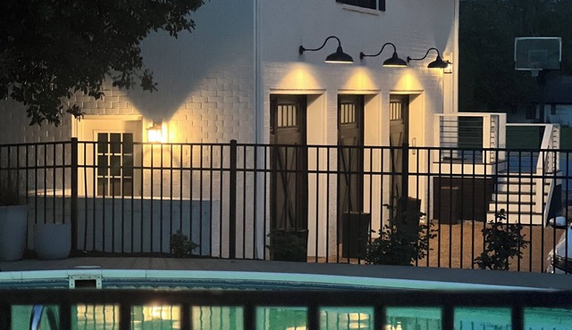 Charming 2-bedroom carriage house located in a peaceful, and quiet neighborhood.