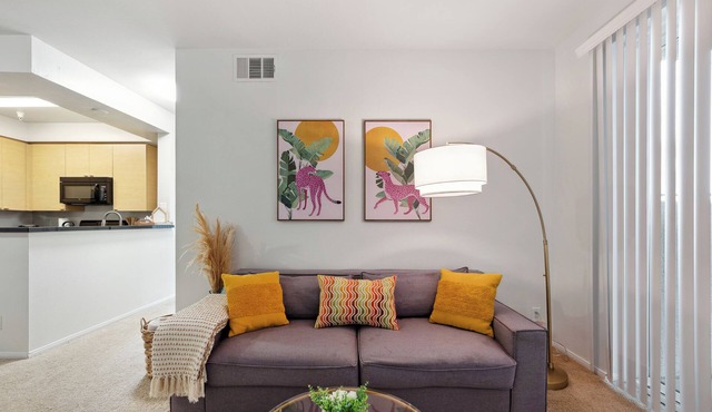 Charming 2-bedroom in marvelous Marina del Rey with gym, pool! Free parking!