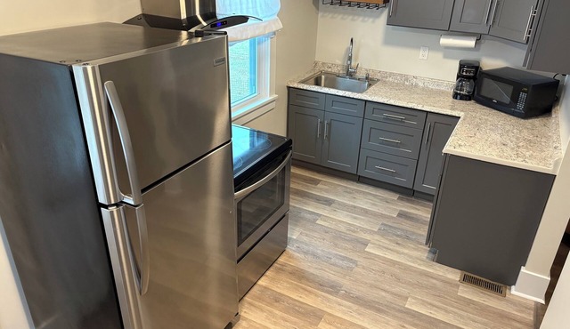 Charming 2-bedroom house with AC, WiFi in quaint New Kensington