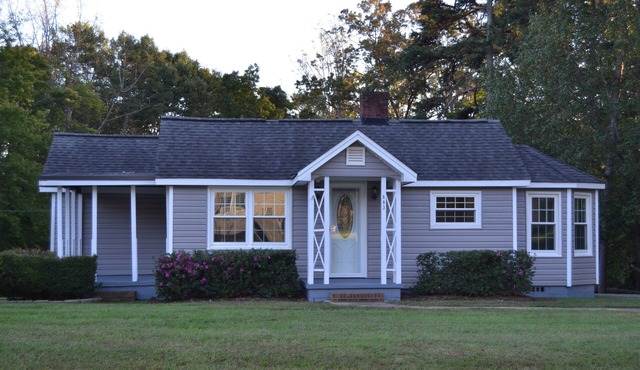 Charming 2-bedroom Cottage with AC and WiFi in Pilot Mountain